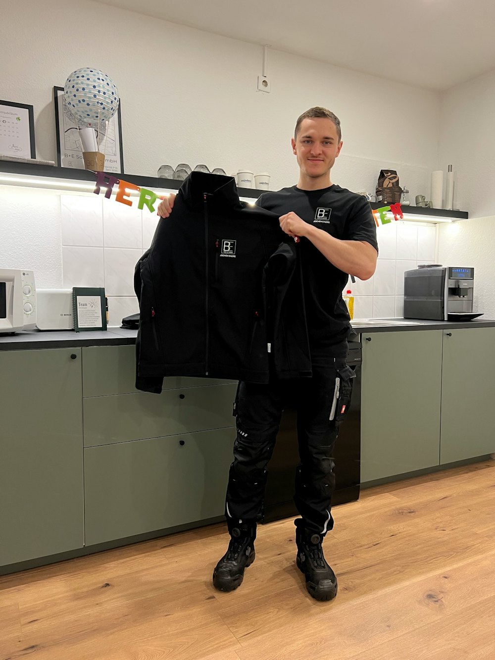 Mitarbeiter von B+E Solutions in Firmenjacke